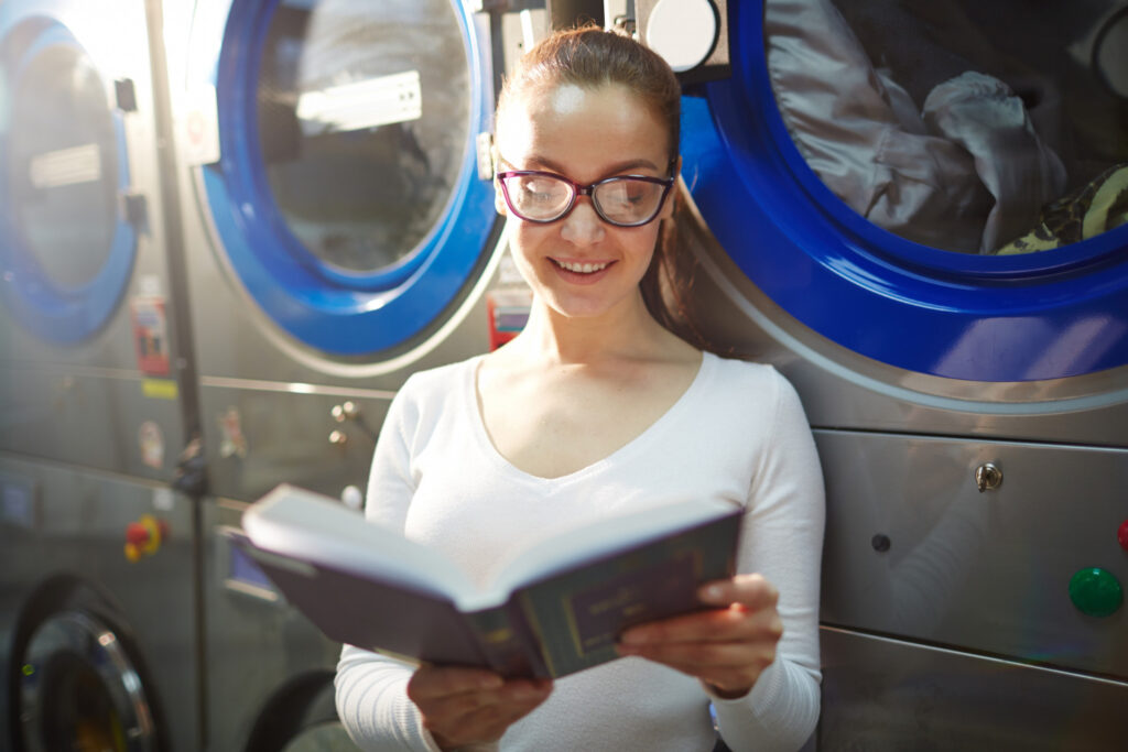 Les clients d'une laverie automatique